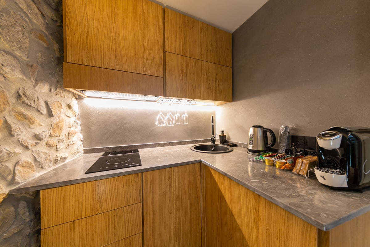 La cucina attrezzata dell’appartamento.